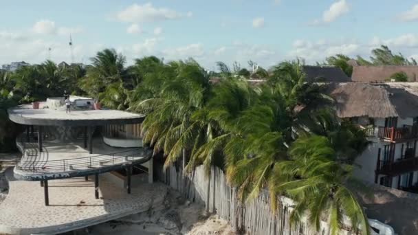 Kroužení kolem opuštěného plážového baru a vlnících se palem - Poblíž Cancúnu — Stock video