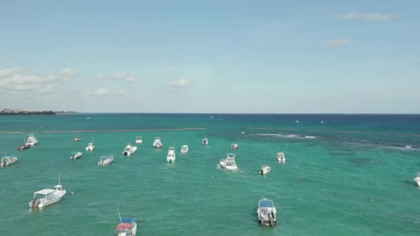 4k antenn skott cirkling runt parkerade båtar på Aqua Blue Water Beach vid soluppgången — Stockvideo