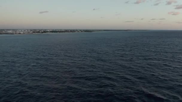 Flying Across Choppy Water Passato una boa - 4k Aerial Caribbean Videos — Video Stock
