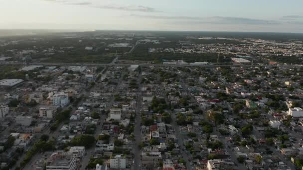 背景にフリーウェイがあるメキシコの町の直行便 — ストック動画