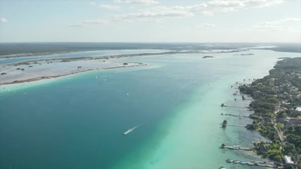 4k aérea incrível visão geral dos barcos que se deslocam no lago das sete cores - Bacalar — Vídeo de Stock
