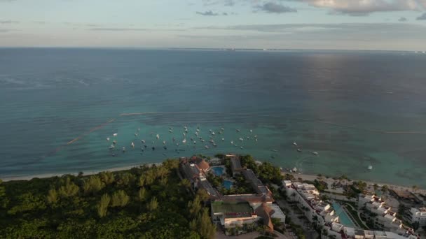 4k aéreo caribe azul Focusing abajo en Cancún Resort piscina — Vídeos de Stock