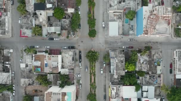 4k Veduta aerea verticale A seguito della striscia mediana nella città di spiaggia vicino a Cancun — Video Stock