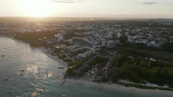 Vidéo 4k Vue Aérienne Dans La Piscine Sur Le Resort Au Coucher Du Soleil — Video