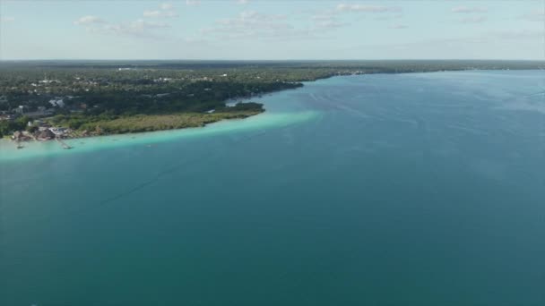 Flyg från öppet hav blått vatten till Docks vid sjön Bacalar - Nära Belize — Stockvideo