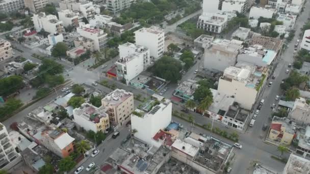 Visão geral aérea 4k Movendo o tráfego ao nascer do sol em uma pequena cidade da praia perto de Cancún — Vídeo de Stock