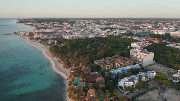 Circling Beach Front Resort con una impresionante vista al amanecer en una ciudad caribeña — Vídeo de stock