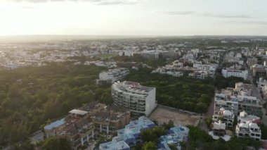 Cancun yakınlarındaki Riviera Maya 'da büyük bir otelin etrafında daireler çiziyor.