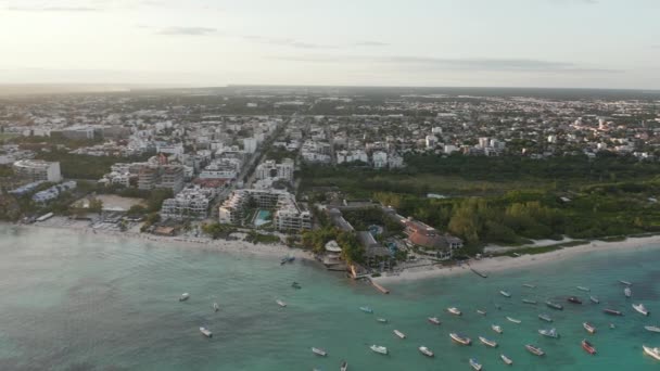 Rodeando la playa donde miles de turistas pasan el rato - 4k Aerial — Vídeos de Stock