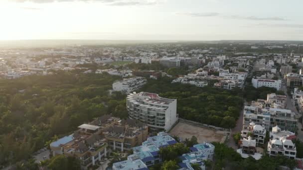 カンクン近郊のリビエラ・マヤにある大きなホテルを巡る – 4k Droneフッテージ — ストック動画
