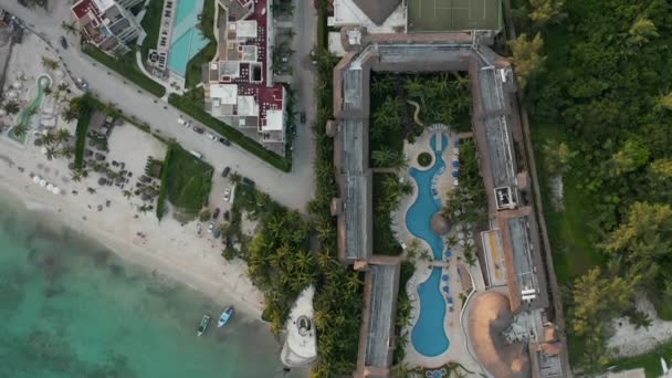 4k Direct Down Légi Resort Pool és Crystal Caribbeam Víz naplementekor — Stock videók