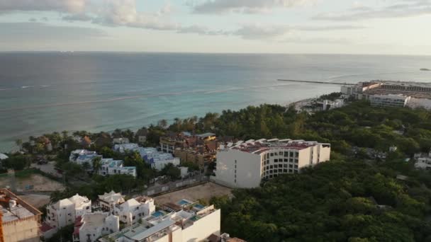 4k antenn cirkel runt ett stort hotell i Karibien — Stockvideo