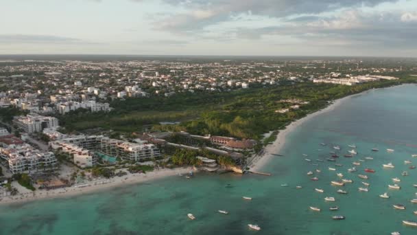 Filmación aérea Rodeando un complejo en la bahía cerca de Cancún — Vídeos de Stock