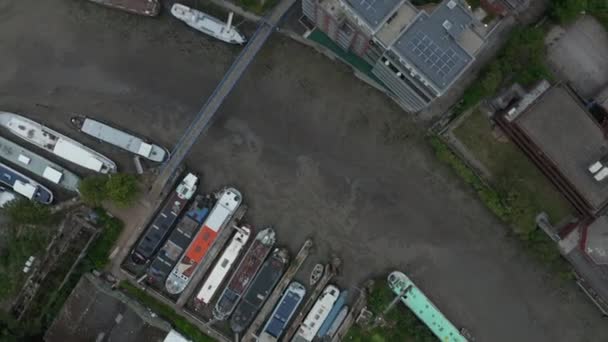 4k vista aérea movendo-se para trás sobre o leito do rio seco em Londres com barcos no chão — Vídeo de Stock