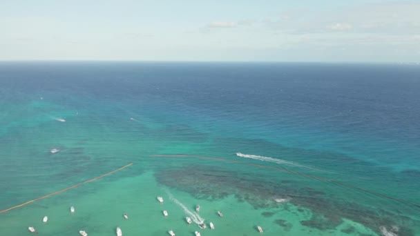 Fényes Aqua Kék Karib-tenger víz csónakok parkoló és mozgó - 4k Aerial — Stock videók