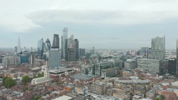 4k Uitzicht vanuit de lucht Terug over wolkenkrabbers en gebouwen in Londen — Stockvideo