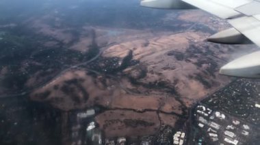 4K Bir Uçaktan Atış Red Rolling Hills 'e ve Kaliforniya' daki bir şehre bakıyor