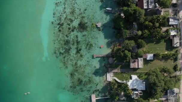 Ascendendo das Casas de Docas no Lago Aqua Blue Water Bacalar no México — Vídeo de Stock
