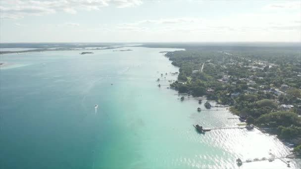 4k Aerial - Vista panorâmica do lago Aqua Blue Water com um pequeno barco em movimento — Vídeo de Stock