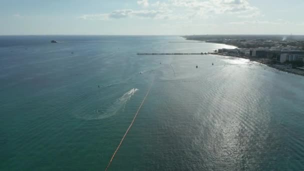 4k Aerial View Tracking Jetskis kristálytiszta vízben Cancún partjainál — Stock videók