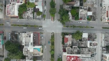 4k Hava Çekimi Cancun yakınlarındaki trafikte ilerliyor.