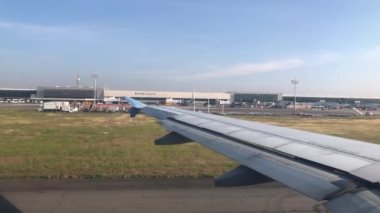 Güneşli bir günde Guadalajara Havalimanı 'ndaki bir uçaktan 4k görünümü