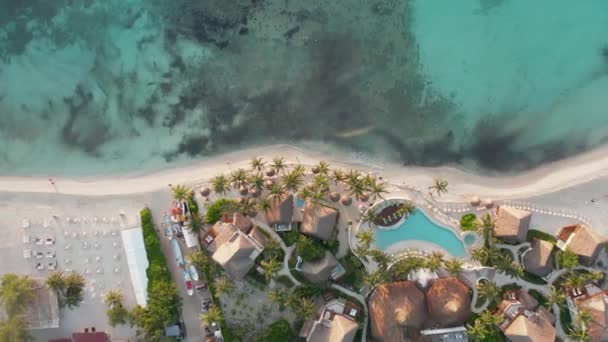 Flying Up View over Beach Front Resort vid fantastisk soluppgång i Playa del Carmen — Stockvideo