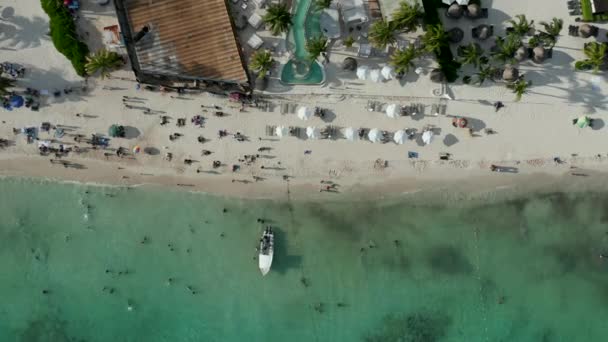 4k Aerial Shot sestupující přes pobřežní pláž se zpětnými a vidlicovými vlnami — Stock video