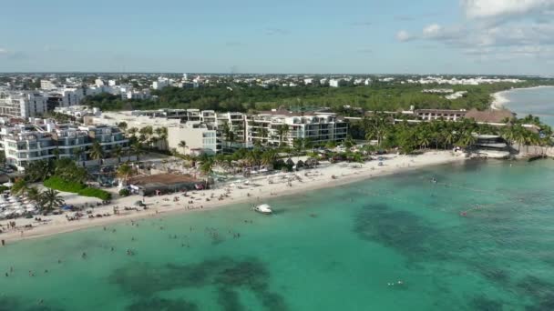 Cancun yakınlarındaki bir tatil köyünde Palmiye ağaçlarıyla çevrili Kristal berraklığında bir sahil. — Stok video