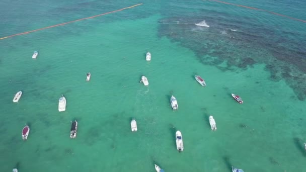Volando sobre el agua del Caribe turquesa con barcos estacionados y en movimiento - 4k aérea — Vídeo de stock