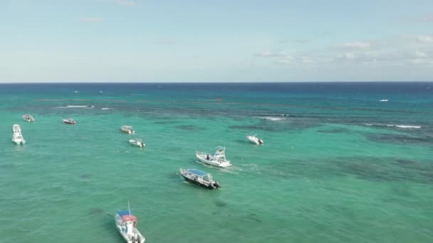 4k antenn skott Efter en båt till Båtvarv på Aqua Blue Beach i Karibien — Stockvideo