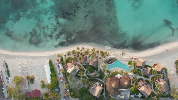 Fortfarande utsikt över en badort i Playa del Carmen med viftande Aqua Blue Water — Stockvideo