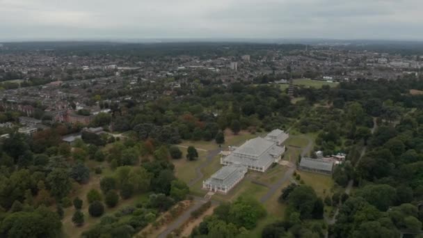 4k Aerial Shot Flying Away from Temperate House with Amazing View of the City — Stock Video