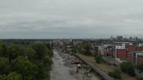 4k-Luftaufnahme: Entlang eines trockenen Flussbettes in London mit einer malerischen Aussicht — Stockvideo