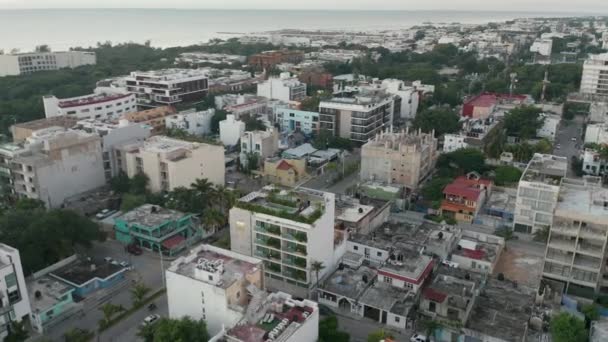 Circulando em torno de um clube no telhado em uma pequena cidade caribenha ao nascer do sol — Vídeo de Stock