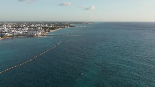 Alto vuelo hacia un muelle al amanecer - Imágenes aéreas de 4k — Vídeos de Stock