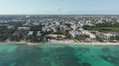 4k Havacılık Manzarası Cancun yakınlarındaki Aqua Blue Water Beach boyunca yan yana gidiyor.