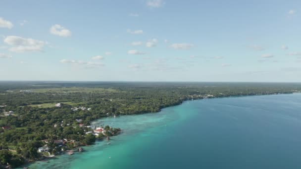 Öppen vy över kustlinjen i Aqua Blue Lake nära Belize - 4k antenn skott — Stockvideo