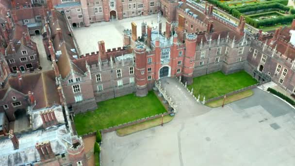 Aproximando-se do Palácio Hampton Court Projetado e construído no século XVI — Vídeo de Stock