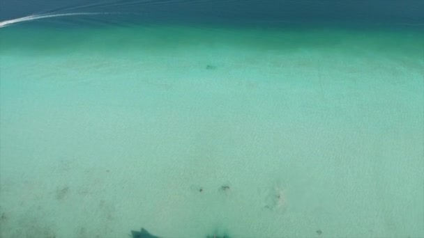 Vista panorâmica das docas que olham para o intenso lago de água azul em Bacalar — Vídeo de Stock