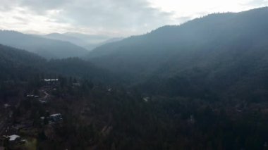 4k Hava Çekimi Ashland 'daki dağların muhteşem manzarasıyla bir vadide uçarken çekildi.