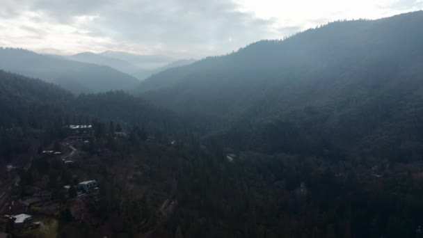4k Hava Çekimi Ashland 'daki dağların muhteşem manzarasıyla bir vadide uçarken çekildi. — Stok video