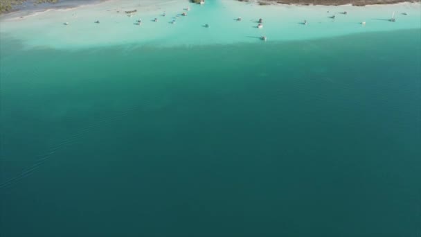 Volando desde el lago Open Blue Water hacia un sendero de aguas turquesas poco profundas — Vídeos de Stock