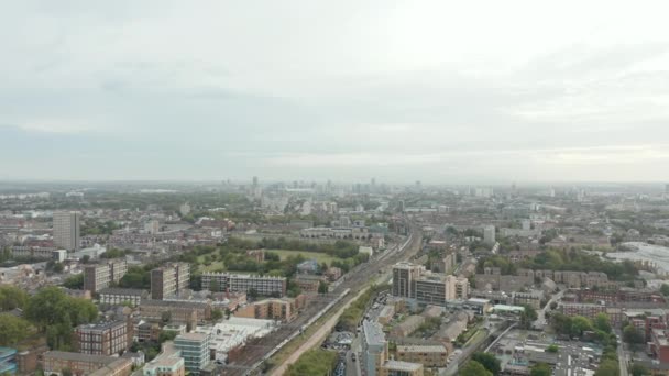 列車が明るい日に行く間に東ロンドンの4k空中絶景の概要 — ストック動画