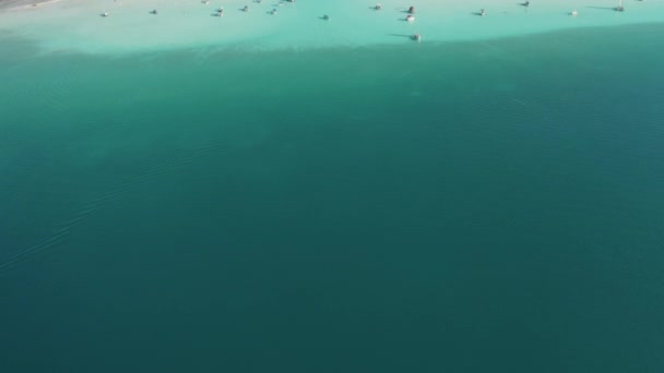 4k aérea incrível vista lago Bacalar e olhando para cima para revelar caminho entre lagos — Vídeo de Stock
