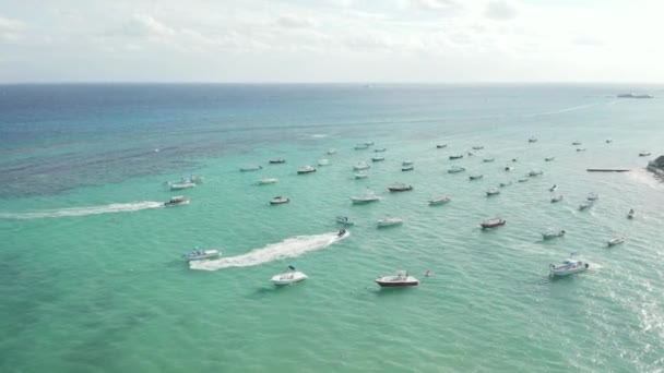 Voando sobre a água azul do Aqua com barcos e Jetski se movendo em um dia brilhante — Vídeo de Stock