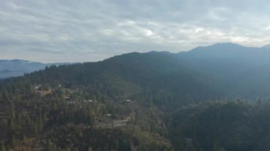 4k Hava Sersemletici Görünümü Bir Tepe Üzerinde Evler ve Görkemli Dağlar Arkasında
