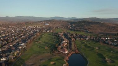 Oregon 'daki Görkemli Dağlara Giden Golf Sahasının Manzarası