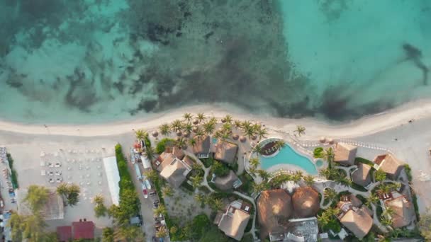 Kommer ner Utsikt över en strand Front Resort i Playa del Carmen med viftande vatten — Stockvideo