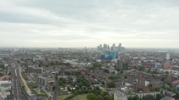 런던 시를 가로질러 카나리 워프 를 향하여 나아가는 4k 공중 장면 — 비디오
